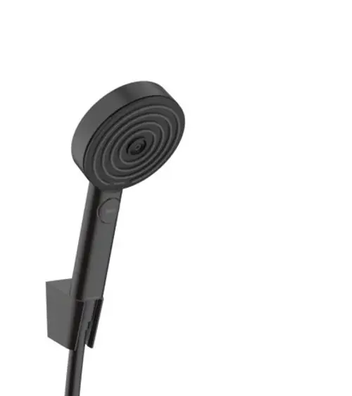 Schwarze Handbrause mit spiralförmiger Oberfläche und Steuerknopf, montiert in einer Halterung.